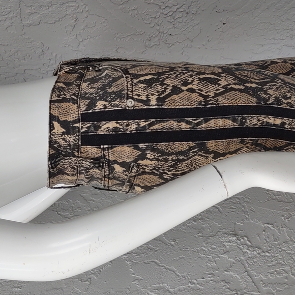 Hailee c Ladies Reptilian Designed Stretch Fabric Jeans - Picture 9 of 17